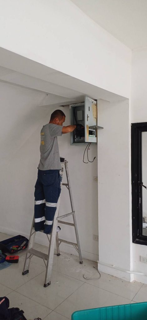 เดินสายไฟเข้าตู้โหลดเซ็นเตอร์