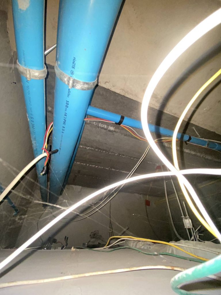 สายไฟบนฝ้า