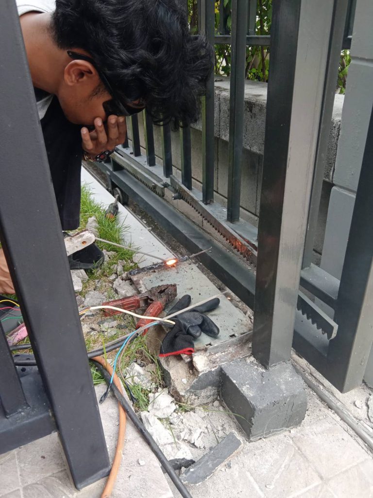 ติดตั้งประตูรีโมท