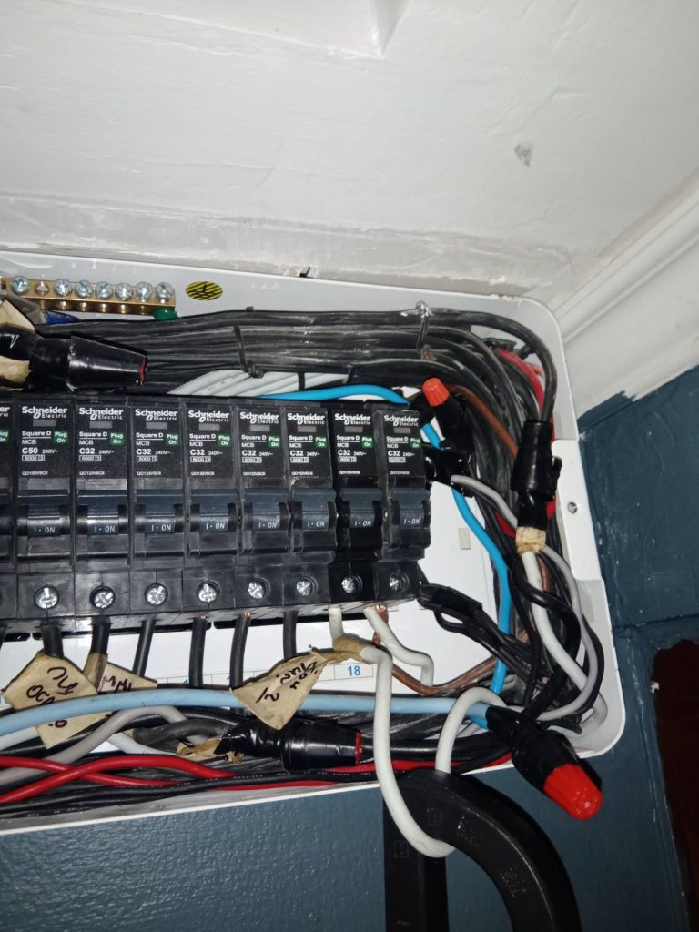 ตู้คอนซูมเมอร์