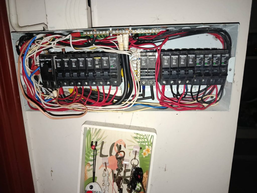 ช่างไฟฟ้าตรวจเช็กตู้คอนซูมเมอร์