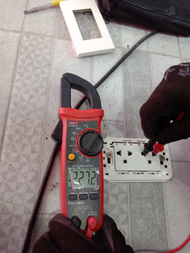 ช่างไฟฟ้า ตรวจเช็กปลั๊กไฟ