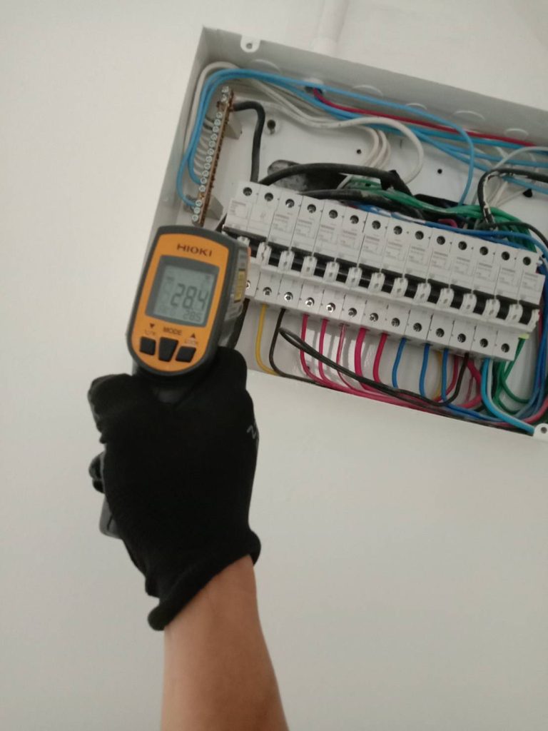 ช่างไฟฟ้า วัดอุณหภูมิ เซอร์กิตเบรกเกอร์ในตู้คอนซูมเมอร์