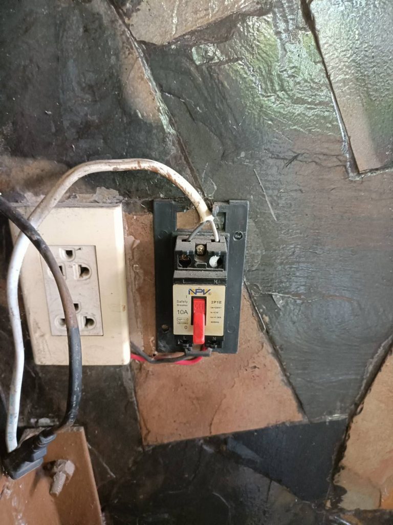 ปลั๊กไฟและเบรกเกอร์