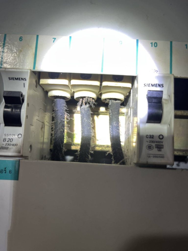 ขั้วต่อเบรกเกอร์มีฝุ่นและคราบสะสม เสี่ยงเกิดความร้อนและอาร์กไฟ