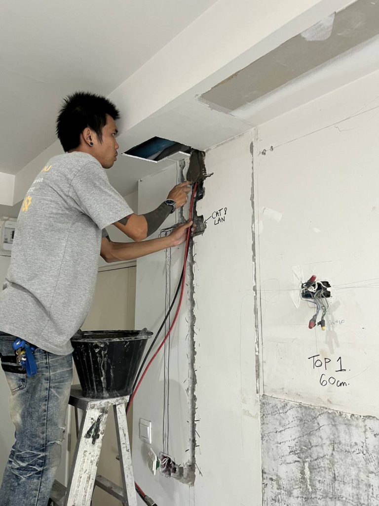 ช่างไฟฟ้า กรีดผนังฝังสายไฟ