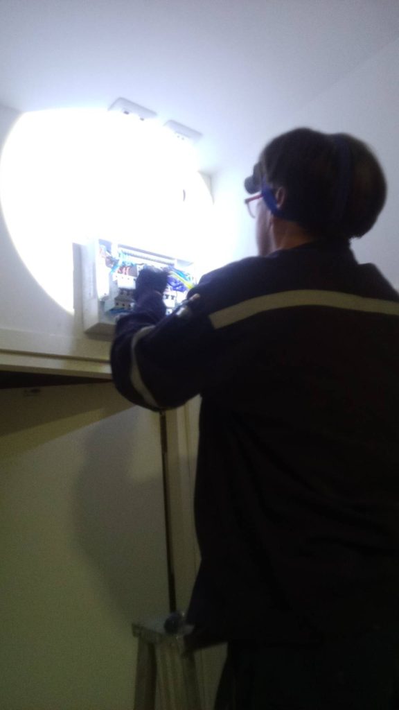 ช่างไฟฟ้า ตรวจเช็กตู้คอนซูมเมอร์