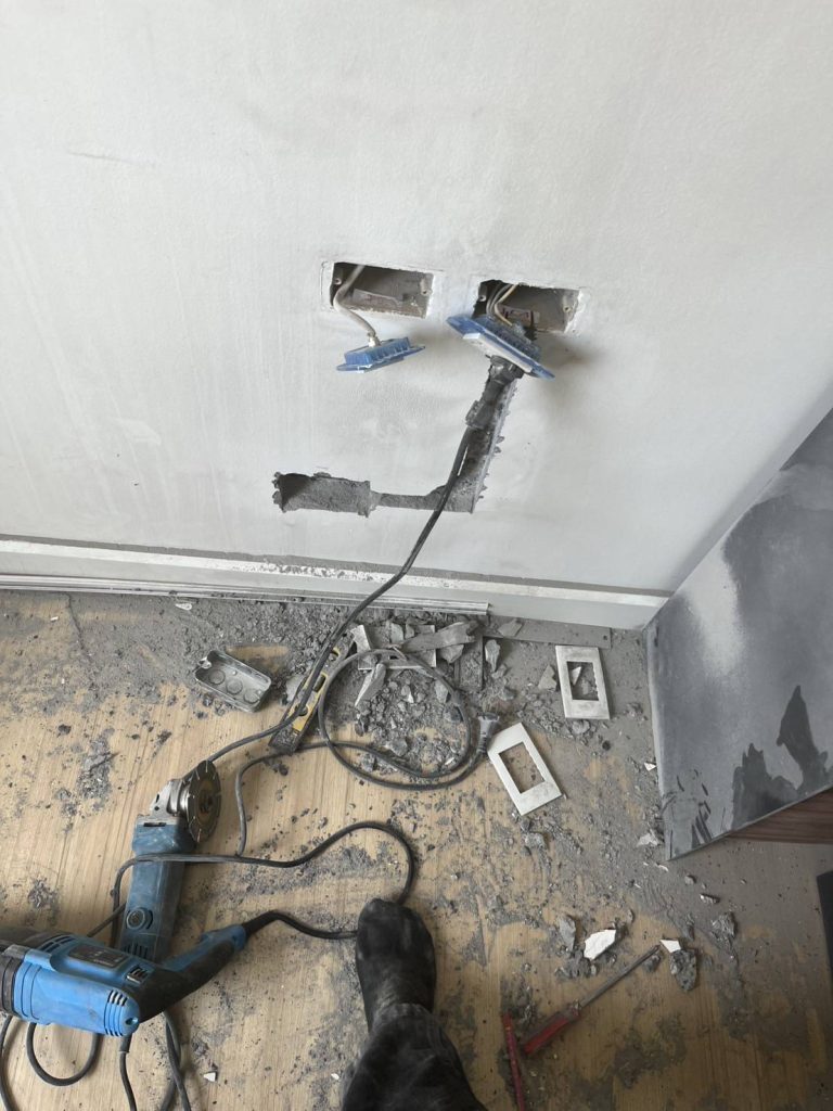 กรีดผนังฝังสายไฟ