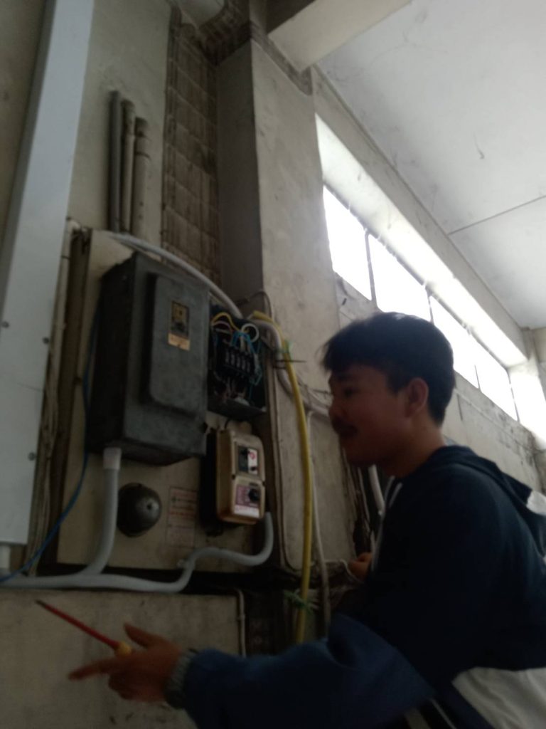 ช่างไฟฟ้าตรวจเช็กตู้คอนซูมเมอร์