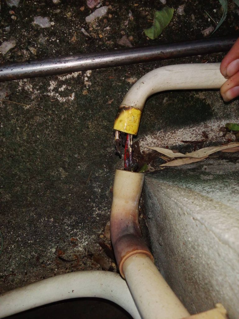 สายไฟไฟช็อตไหม้ในท่อร้อยสาย