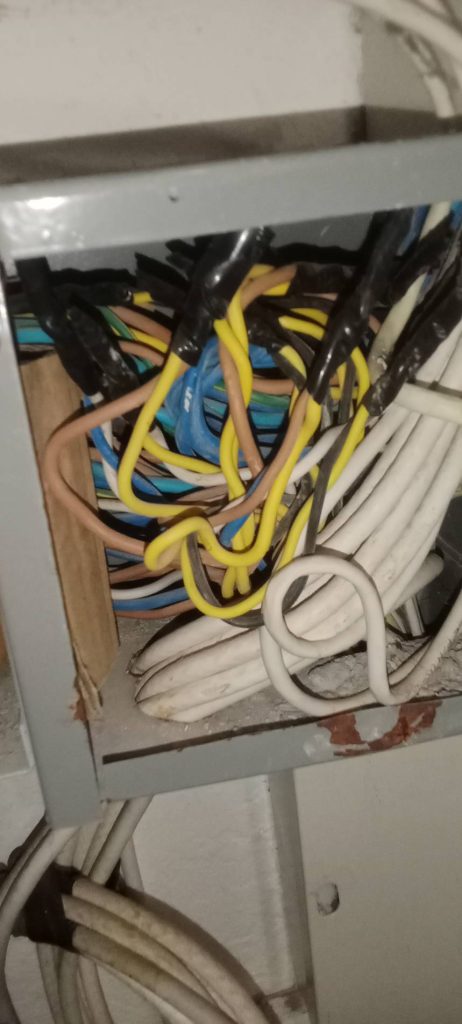 กล่องพักสายไฟ