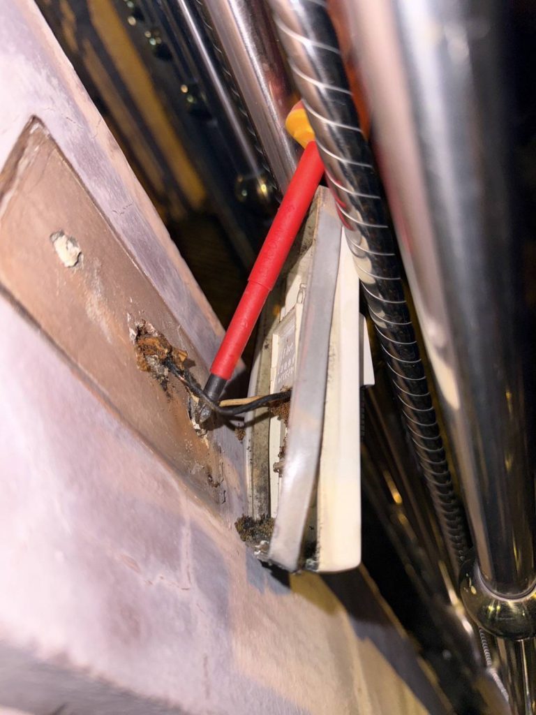 สายไฟชำรุด