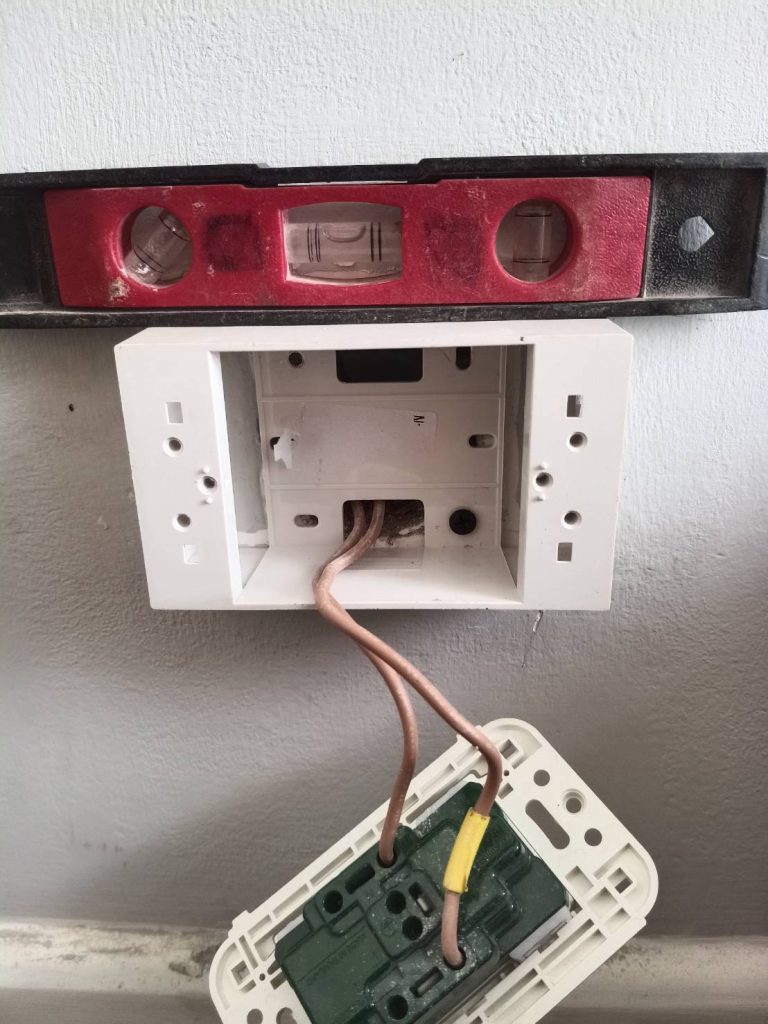 ติดตั้งปลั๊กไฟ