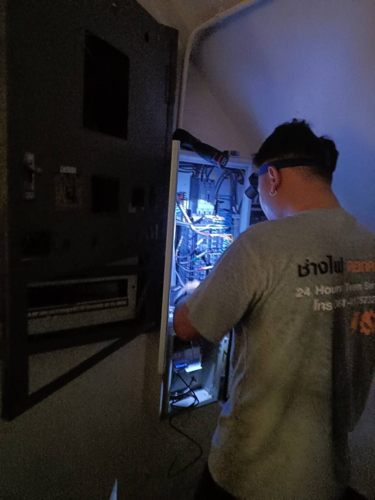 ช่างไฟฟ้า ช่างไฟเข้าตรวจเช็คระบบไฟ