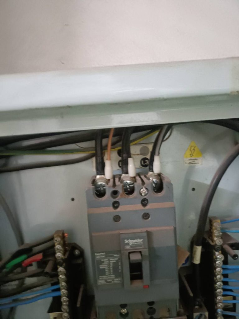 เมนเบรกเกอร์