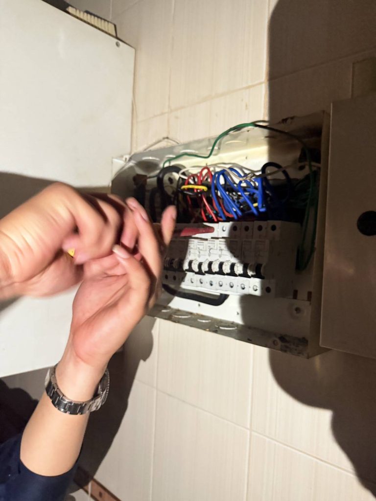 เปลี่ยนสายไฟที่ไหม้ในตู้คอนซูมเมอร์