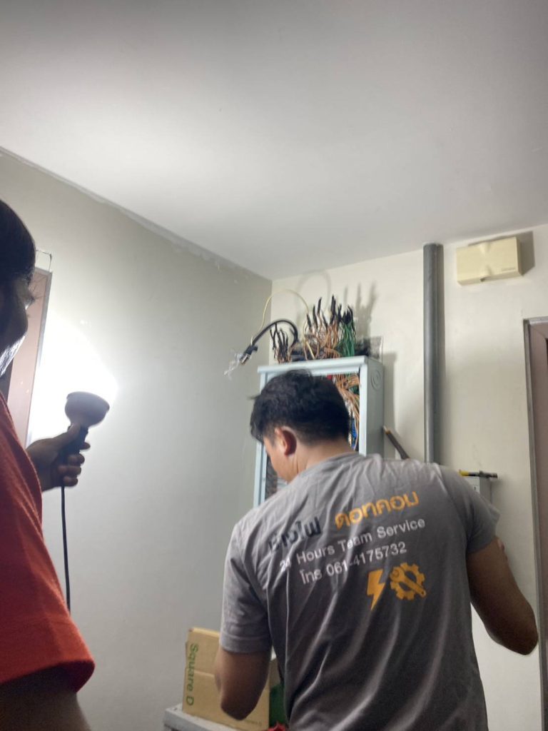 ช่างไฟฟ้าติดตั้งตู้โหลดเซ็นเตอร์