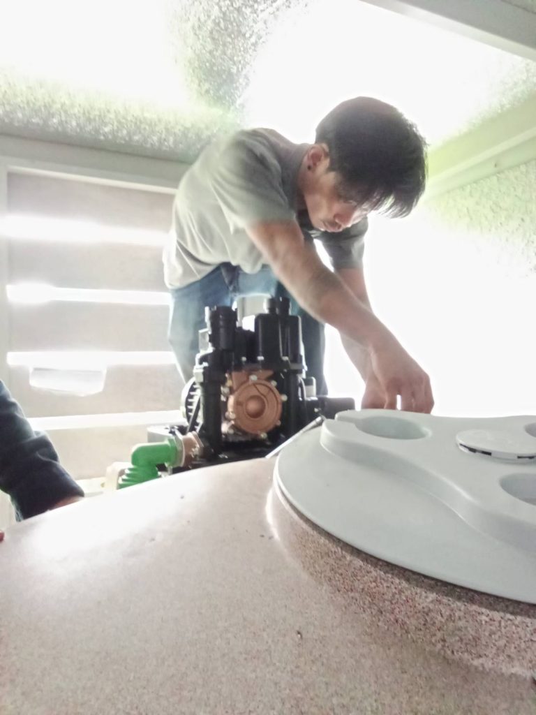 ช่างไฟฟ้าทำการติดตั้งปั๊มน้ำ