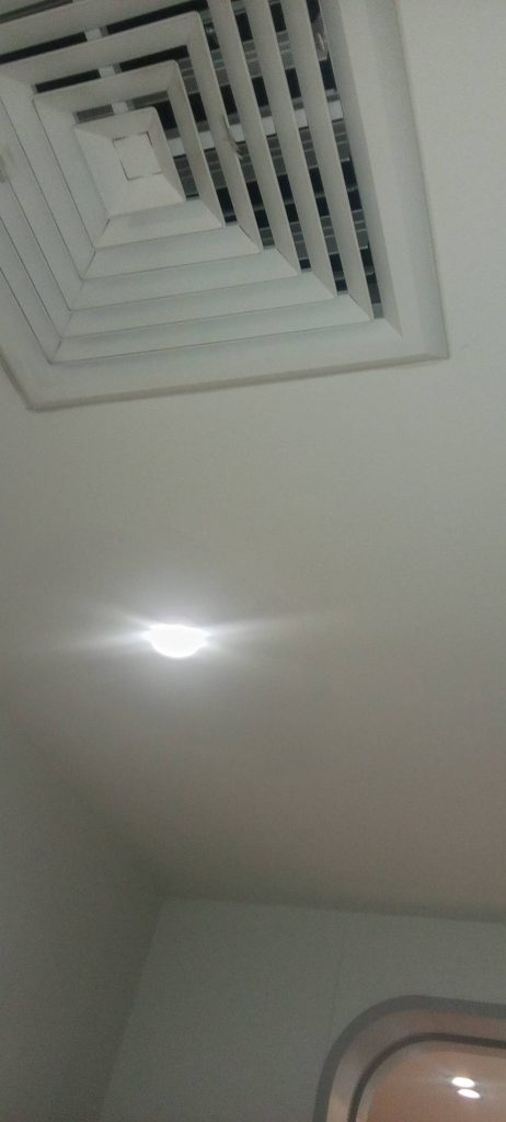 ช่างไฟฟ้าตรวจเช็กดาวน์ไลท์