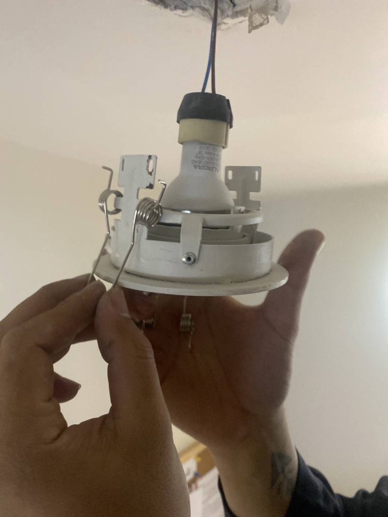 ช่างไฟฟ้าตรวจเช็กดาวน์ไลท์