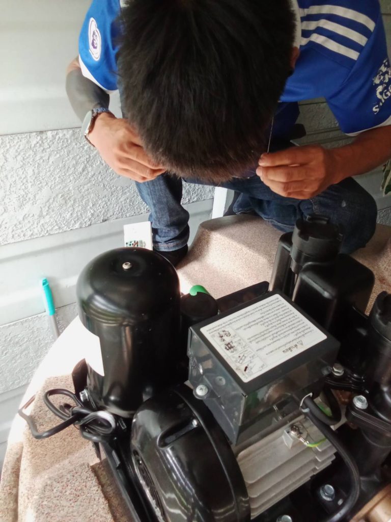 ช่างไฟฟ้าเข้าเช็กปั๊มน้ำ