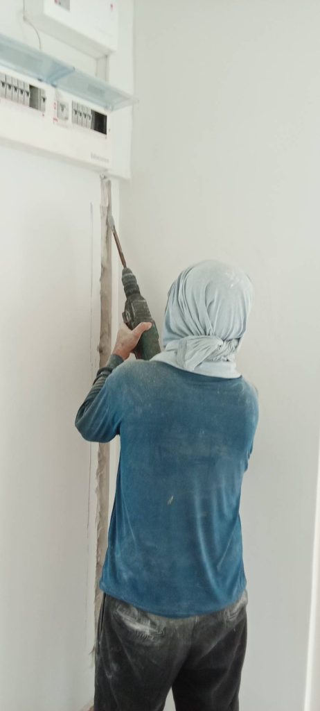 กรีดปูนฝังสายไฟ