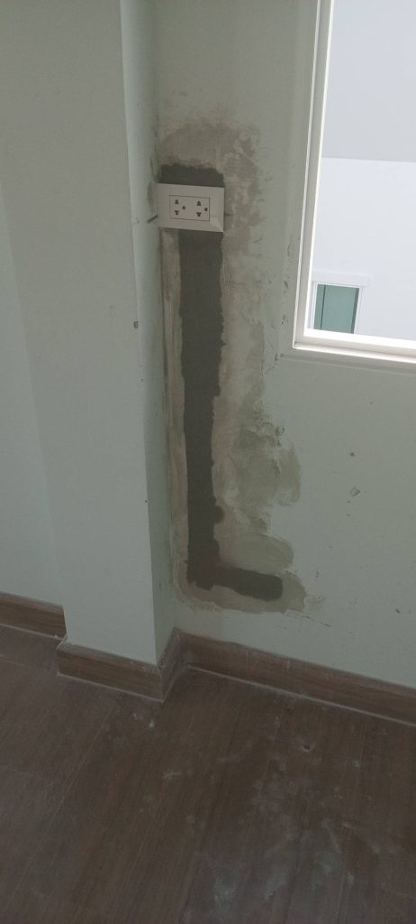 กรีดผนังฝังท่อสายไฟ