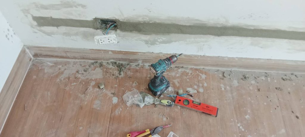 กรีดผนังฝังท่อสายไฟ