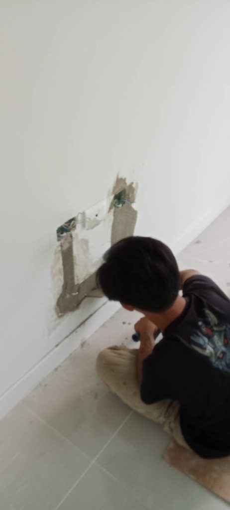 ติดตั้งปลั๊กไฟแบบฝัง