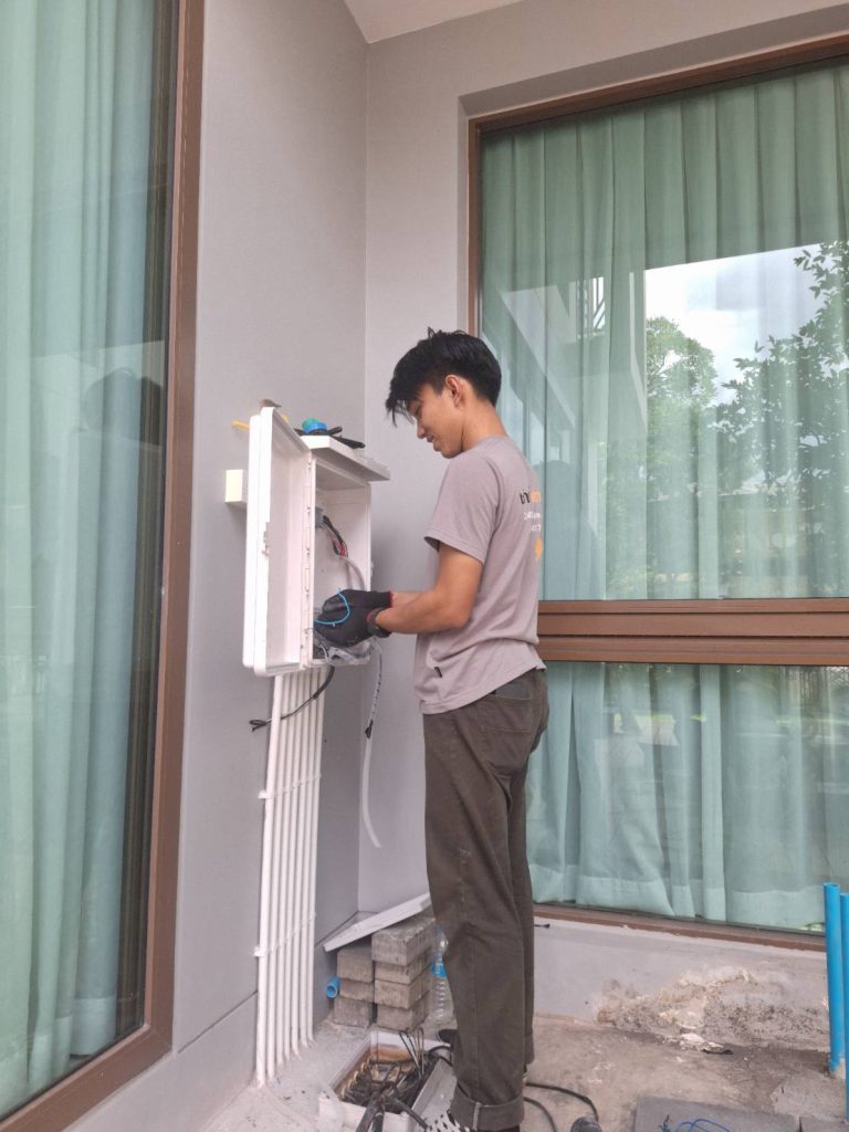 ช่างไฟฟ้าติดตั้งระบบไฟ