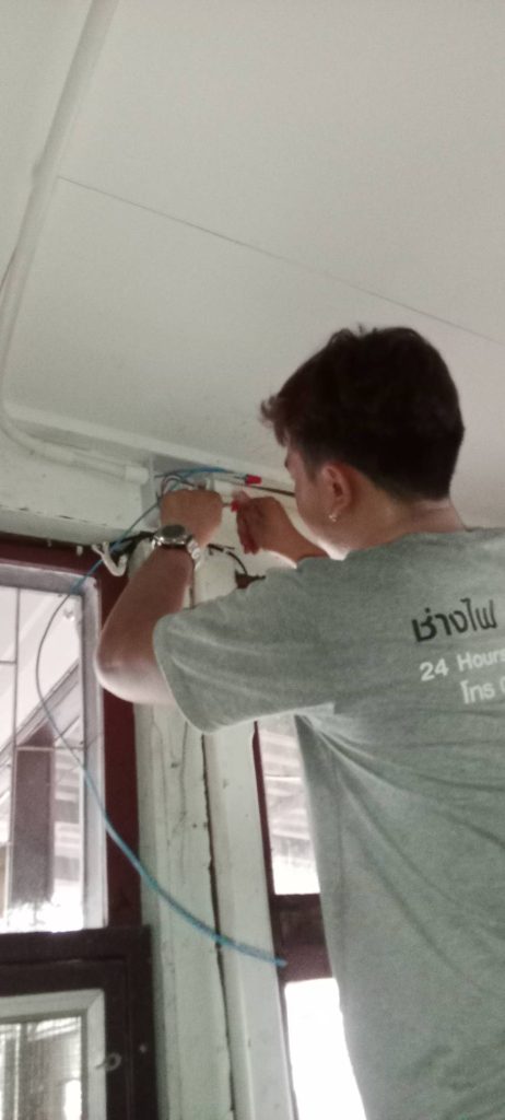 เดินท่อร้อยสายไฟติดตั้งปลั๊ก