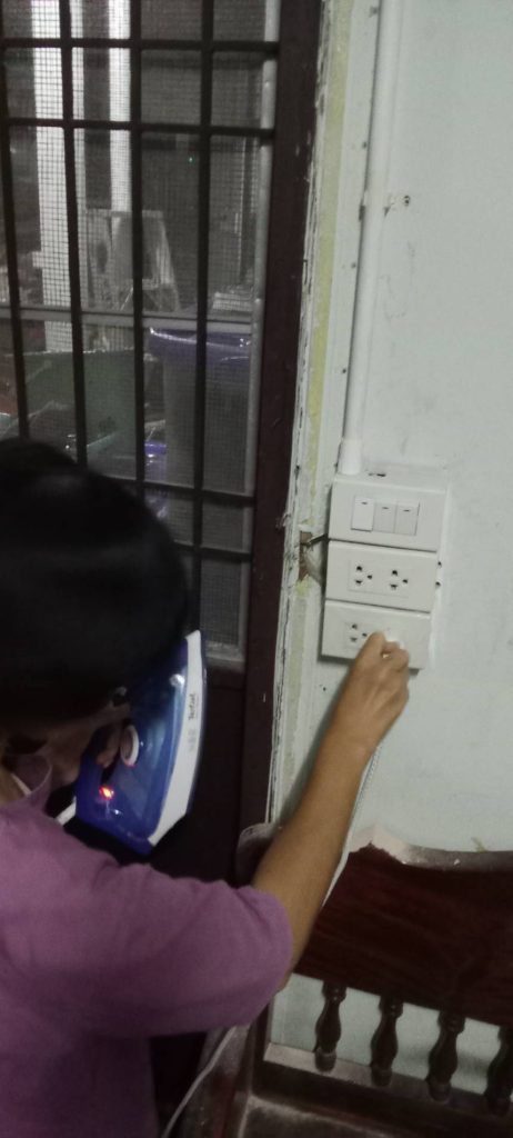 ลูกค้าทดสอบปลั๊กไฟหลังการติดตั้ง