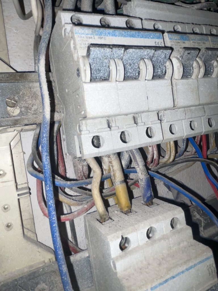 รื้อปลั๊กหาจุดช็อต