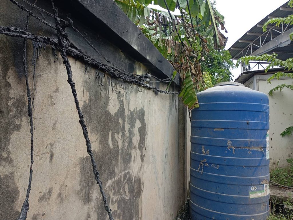 แนวสายไฟที่เสียหายจากไฟไหม้