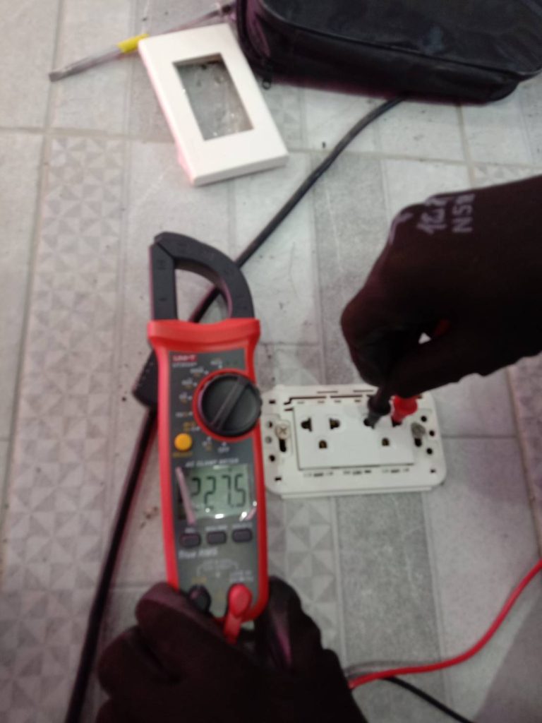 ตรวจเช็กปลั๊กไฟ