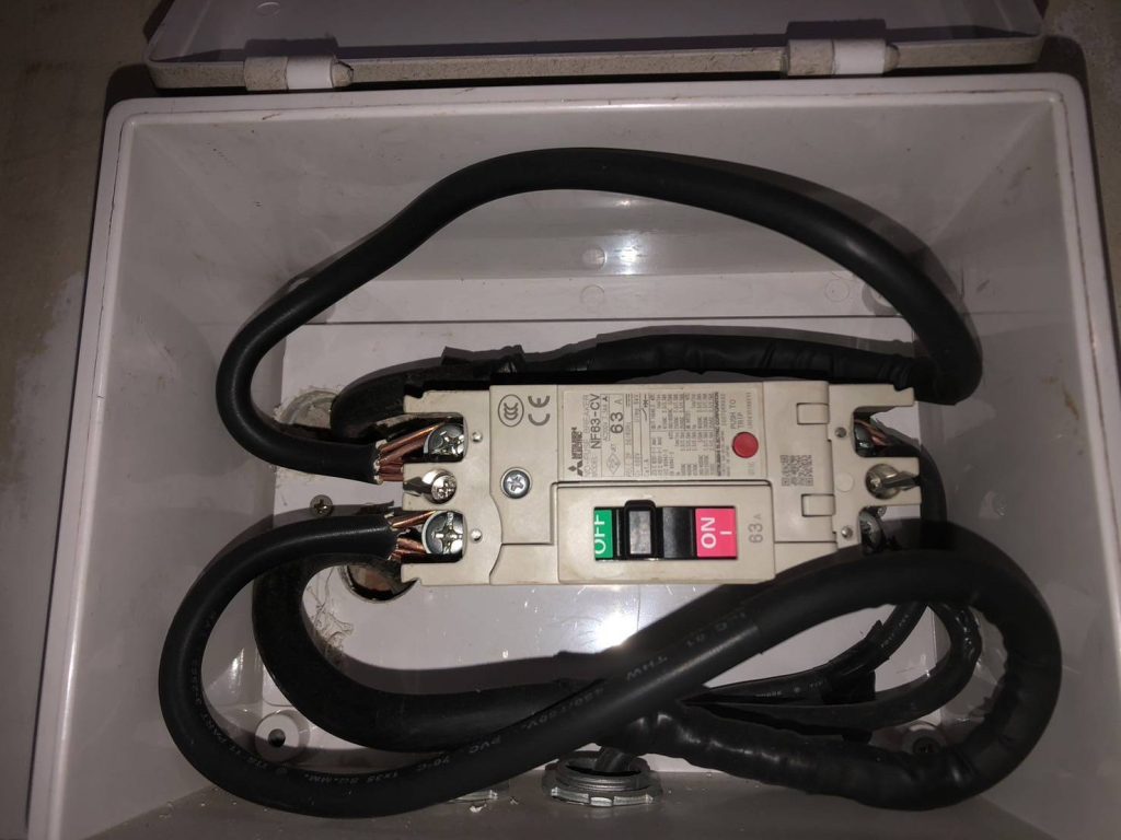 สายไฟเข้าเบรกเกอร์