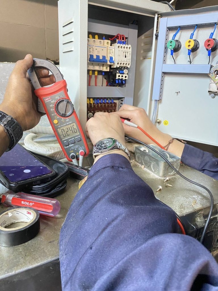 ช่างไฟฟ้า วัดไฟตู้โหลดเซ็นเตอร์