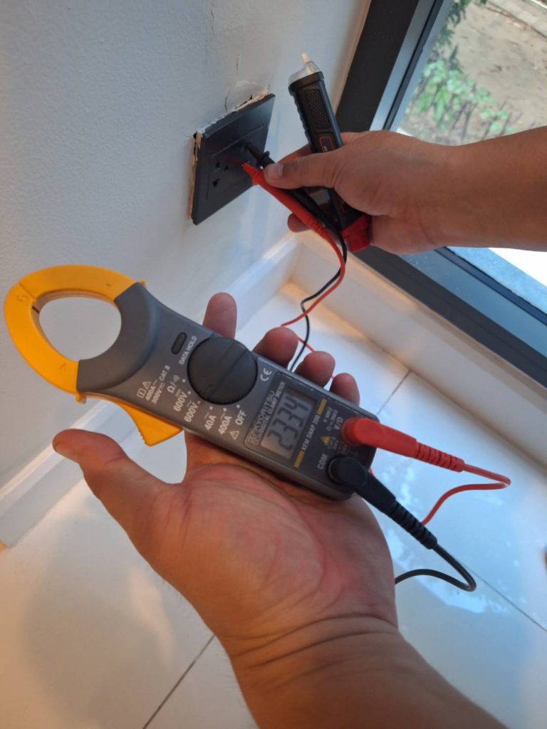 ตรวจเช็กปลั๊กไฟ