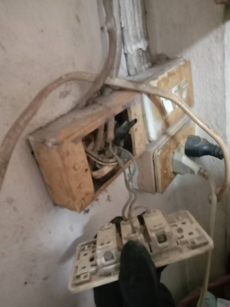 รื้อปลั๊กไฟเก่าหาจุดช็อต