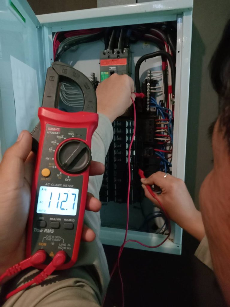 ช่างไฟฟ้าตรวจเช็กตู้คอนซูมเมอร์