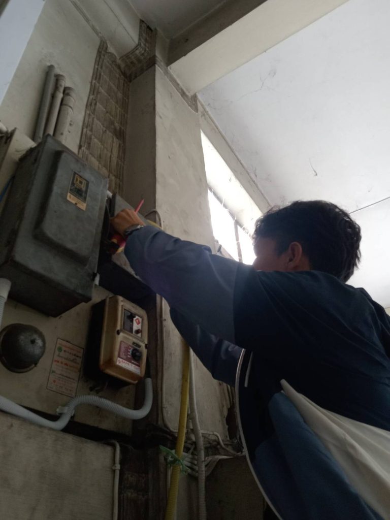 ช่างไฟฟ้าตรวจเช็กระบบไฟ