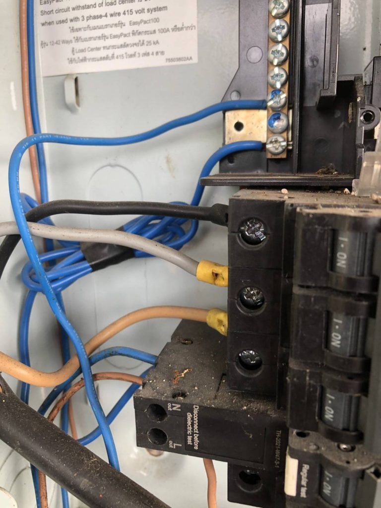 สายไฟในตู้โหลดเซ็นเตอร์