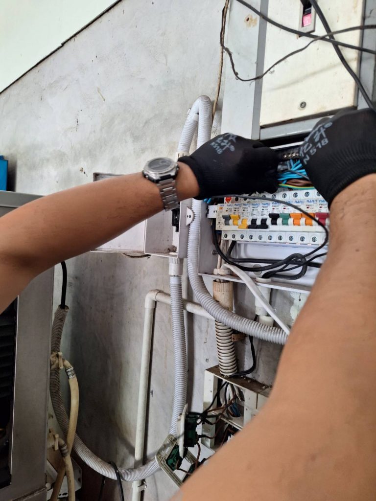 เดินสายไฟเข้าตู้คอนซูมเมอร์