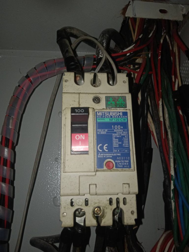 เมนเบรกเกอร์