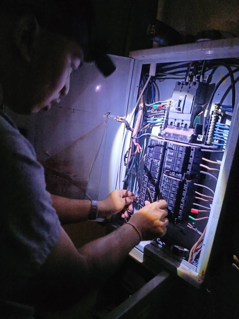 ช่างไฟฟ้าเข้าตรวจเช็คระบบไฟ
