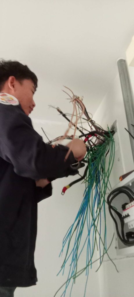 ช่างไฟฟ้าเดินสายไฟเตรียมติดตั้งตู้โหลดเซ็นเตอร์