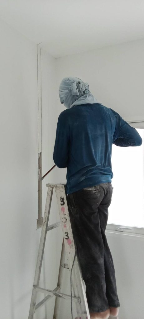 กรีดปูนฝังสายไฟ