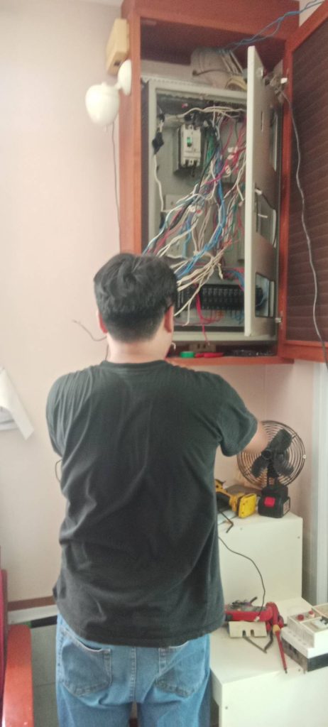 ช่างไฟฟ้าติดตั้งตู้ไฟ