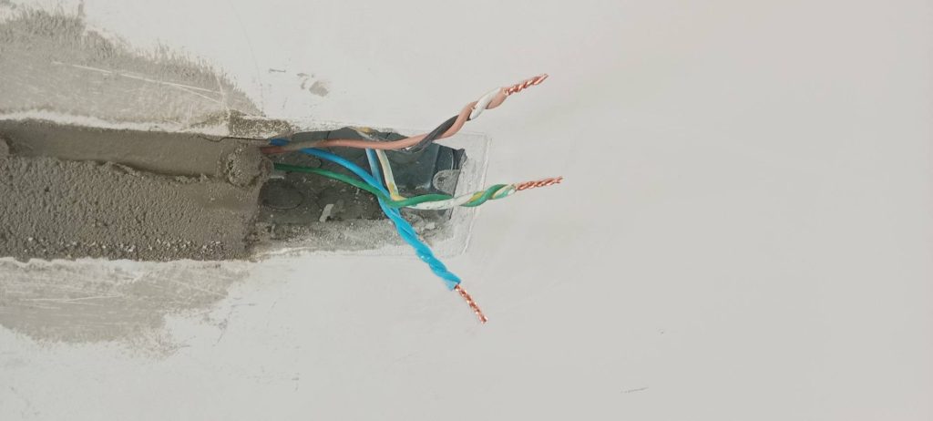 กรีดผนังฝังระบบไฟ