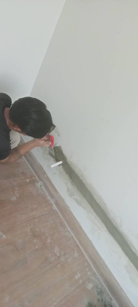 กรีดผนังฝังท่อสายไฟ